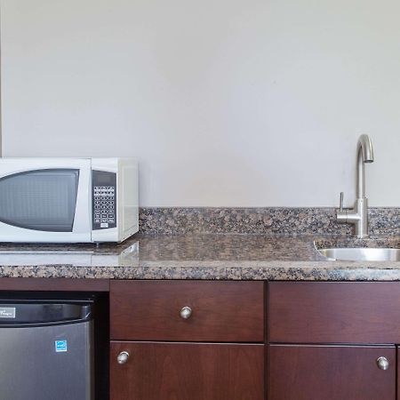 Super 8 By Wyndham Brandon Mb Motel Екстериор снимка