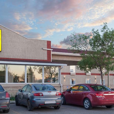 Super 8 By Wyndham Brandon Mb Motel Екстериор снимка