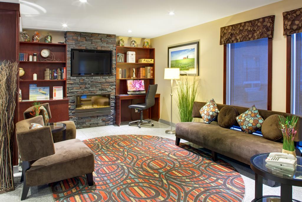 Super 8 By Wyndham Brandon Mb Motel Екстериор снимка