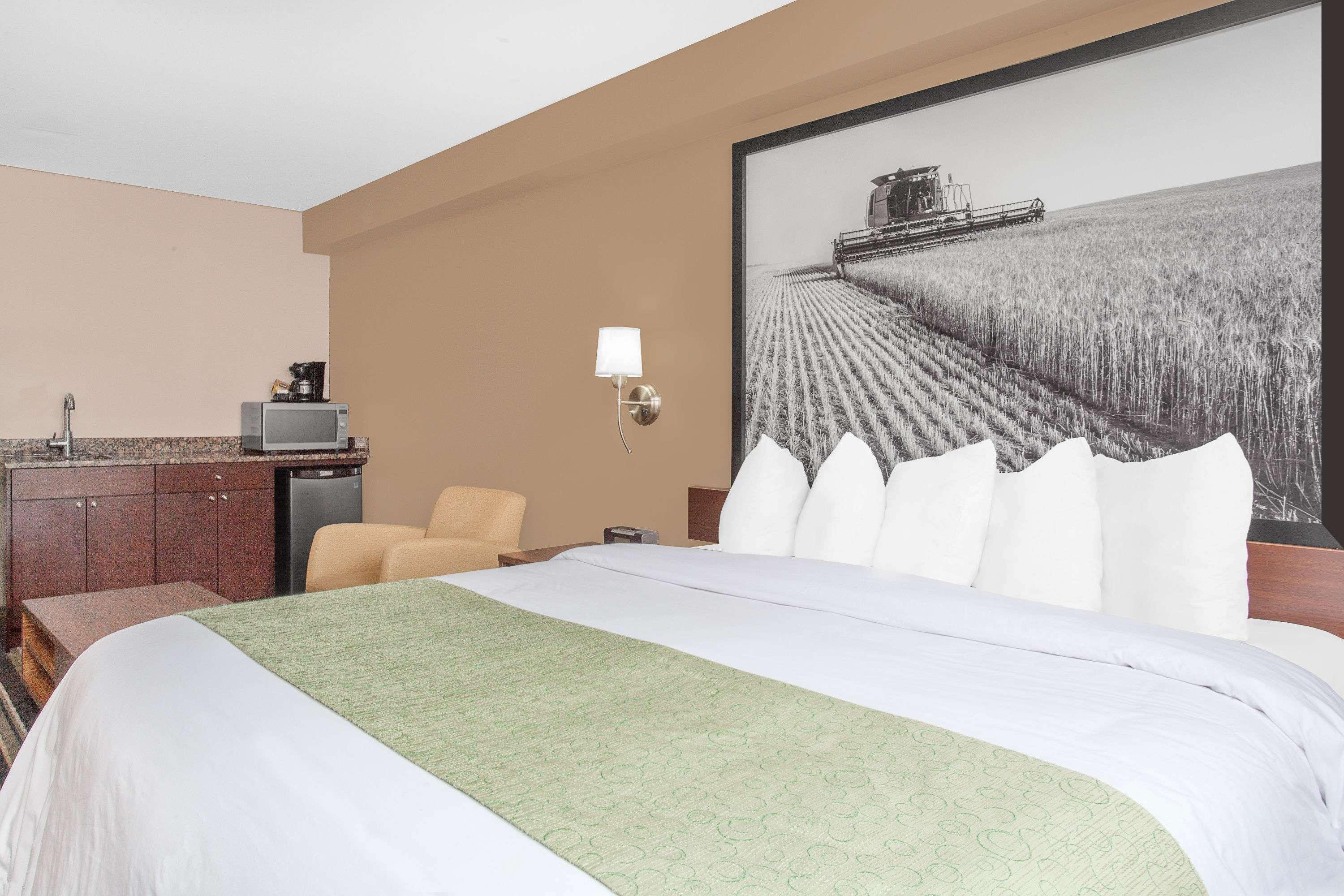 Super 8 By Wyndham Brandon Mb Motel Екстериор снимка