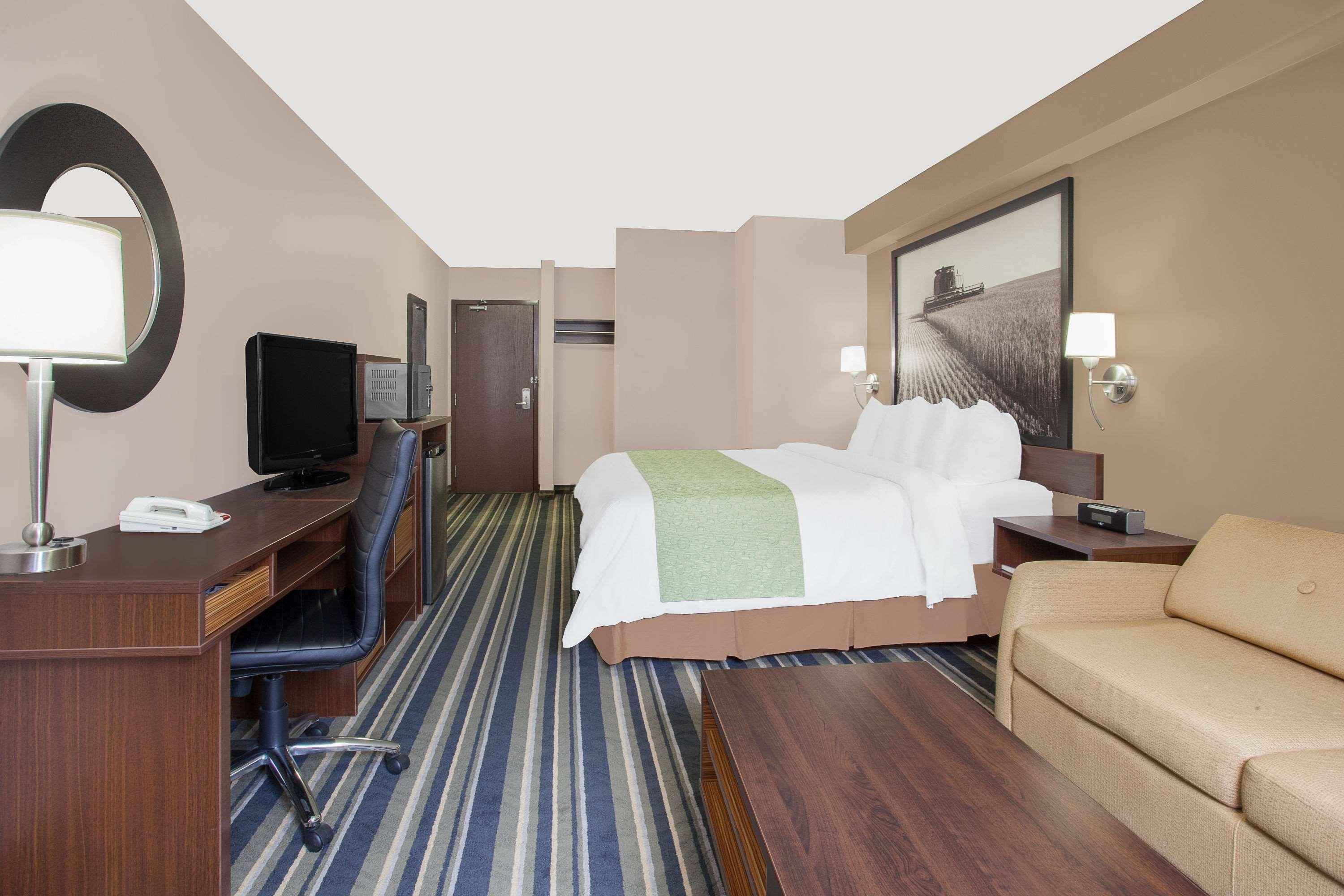 Super 8 By Wyndham Brandon Mb Motel Екстериор снимка