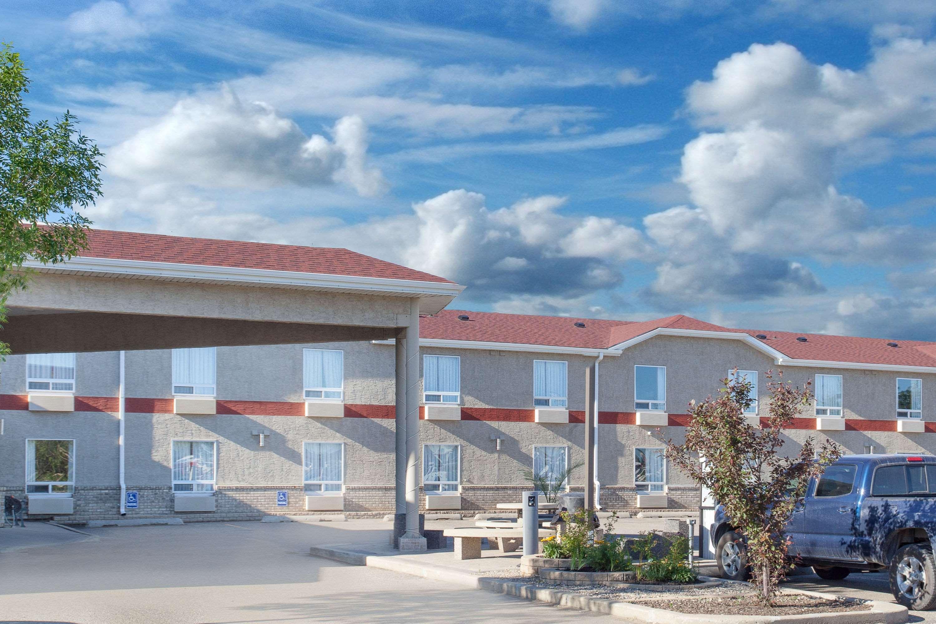 Super 8 By Wyndham Brandon Mb Motel Екстериор снимка