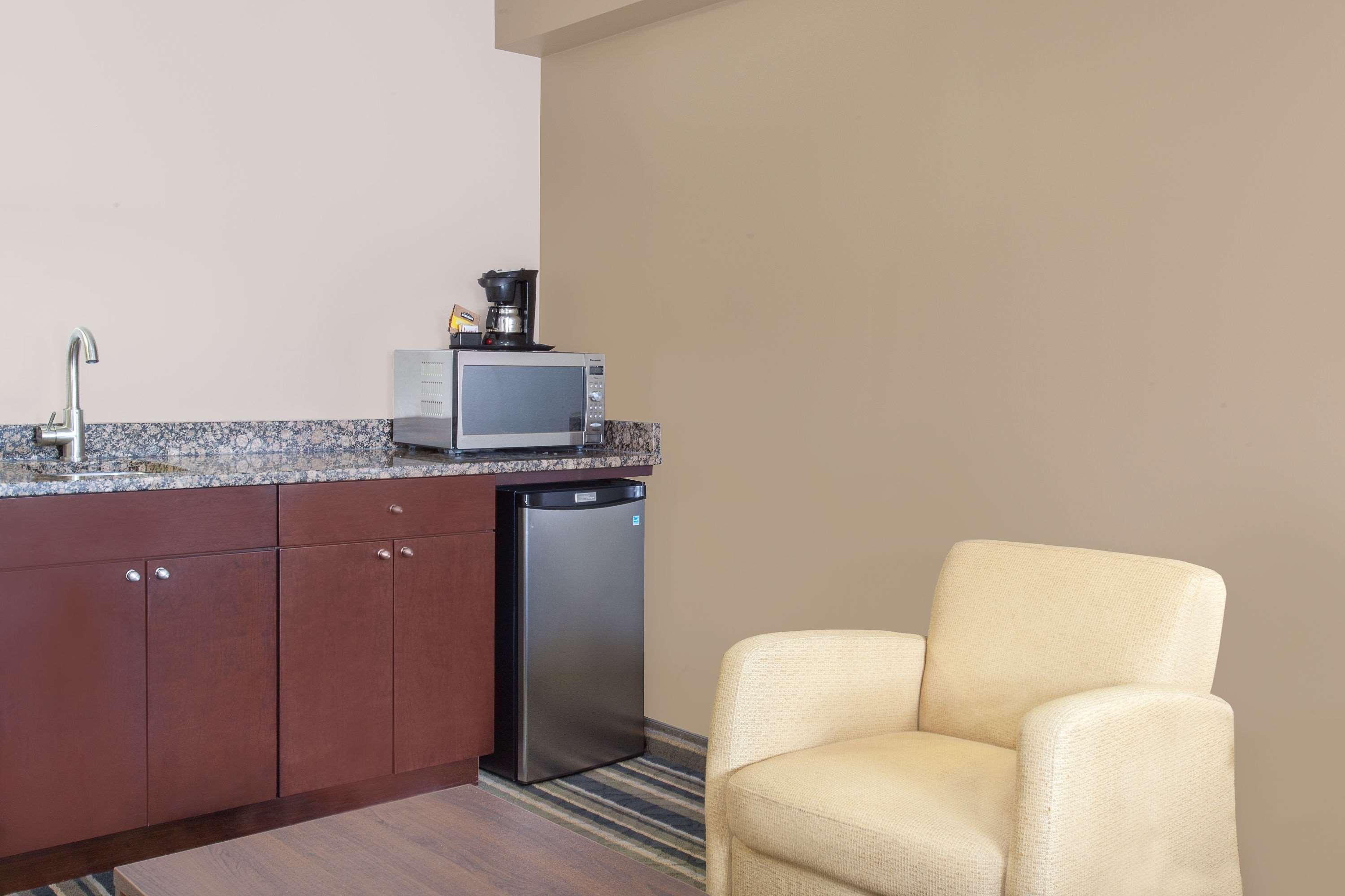 Super 8 By Wyndham Brandon Mb Motel Екстериор снимка