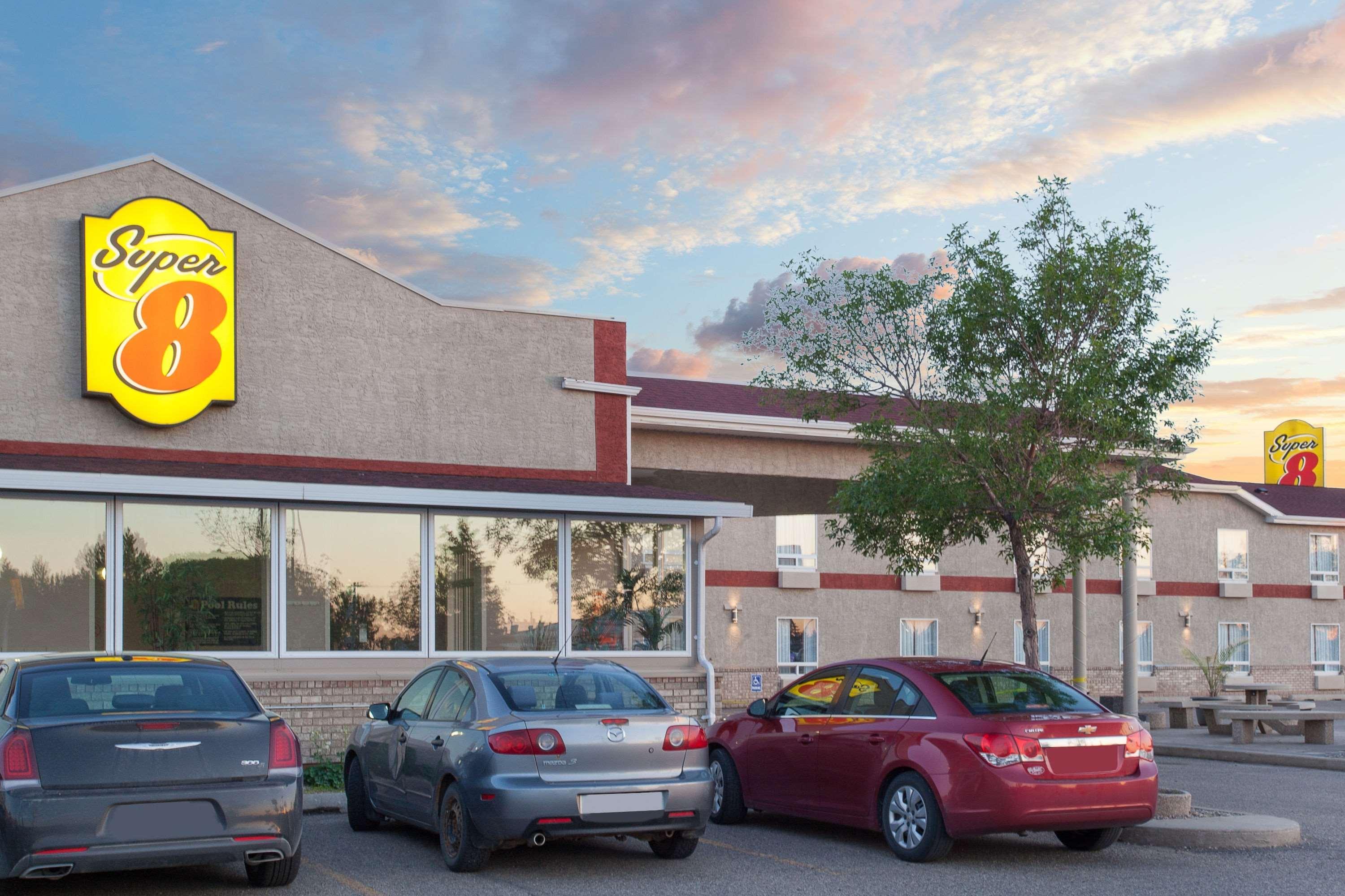 Super 8 By Wyndham Brandon Mb Motel Екстериор снимка