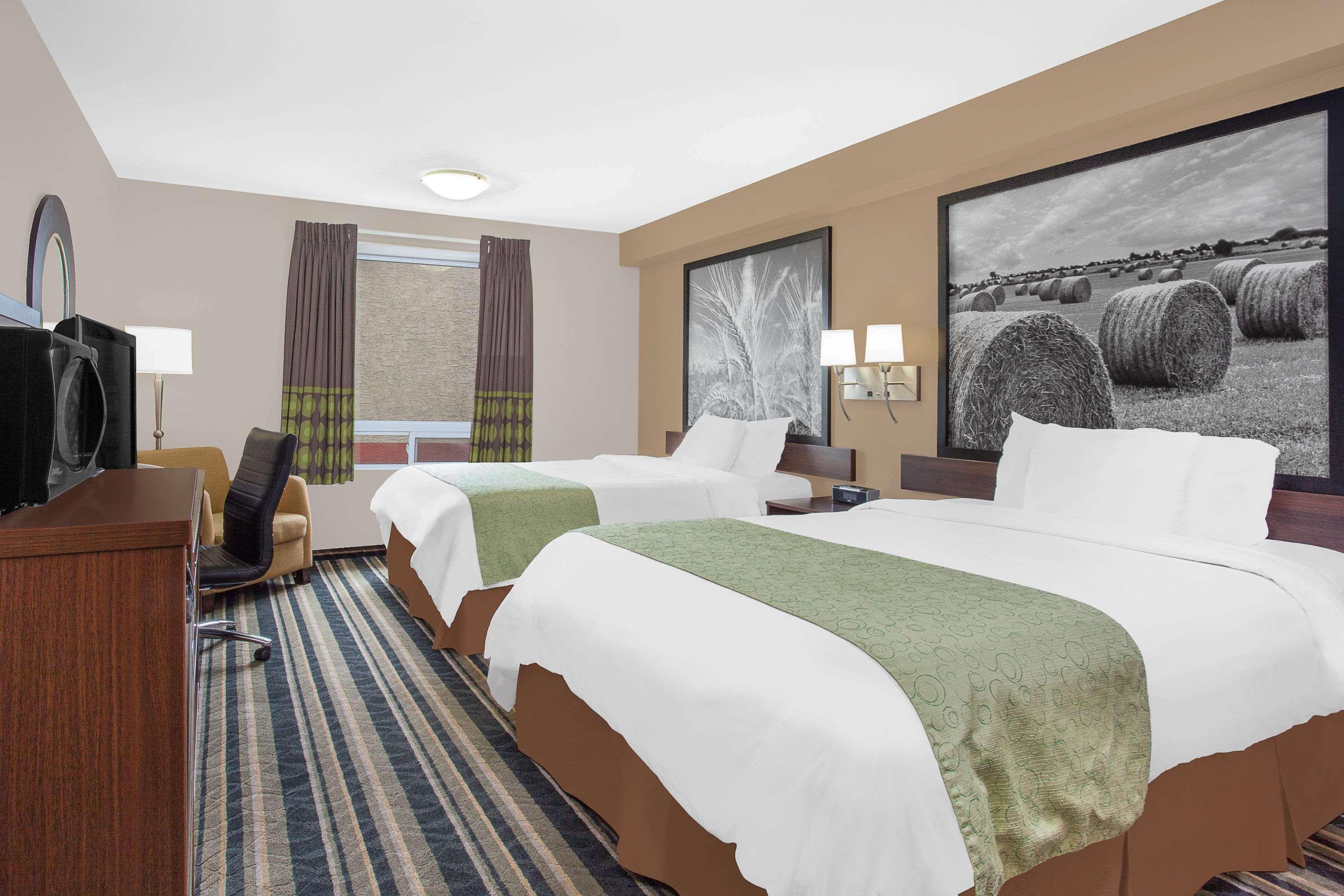 Super 8 By Wyndham Brandon Mb Motel Екстериор снимка
