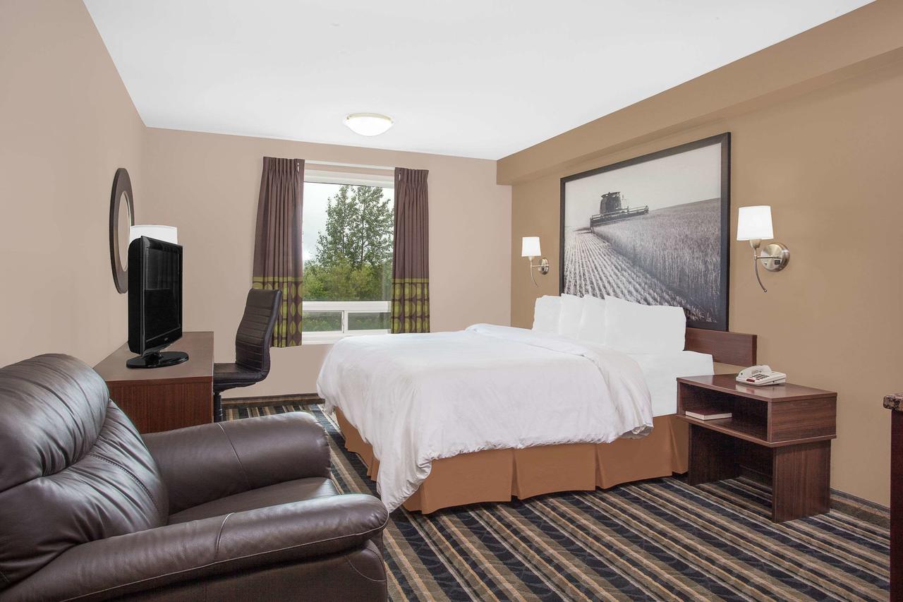 Super 8 By Wyndham Brandon Mb Motel Екстериор снимка