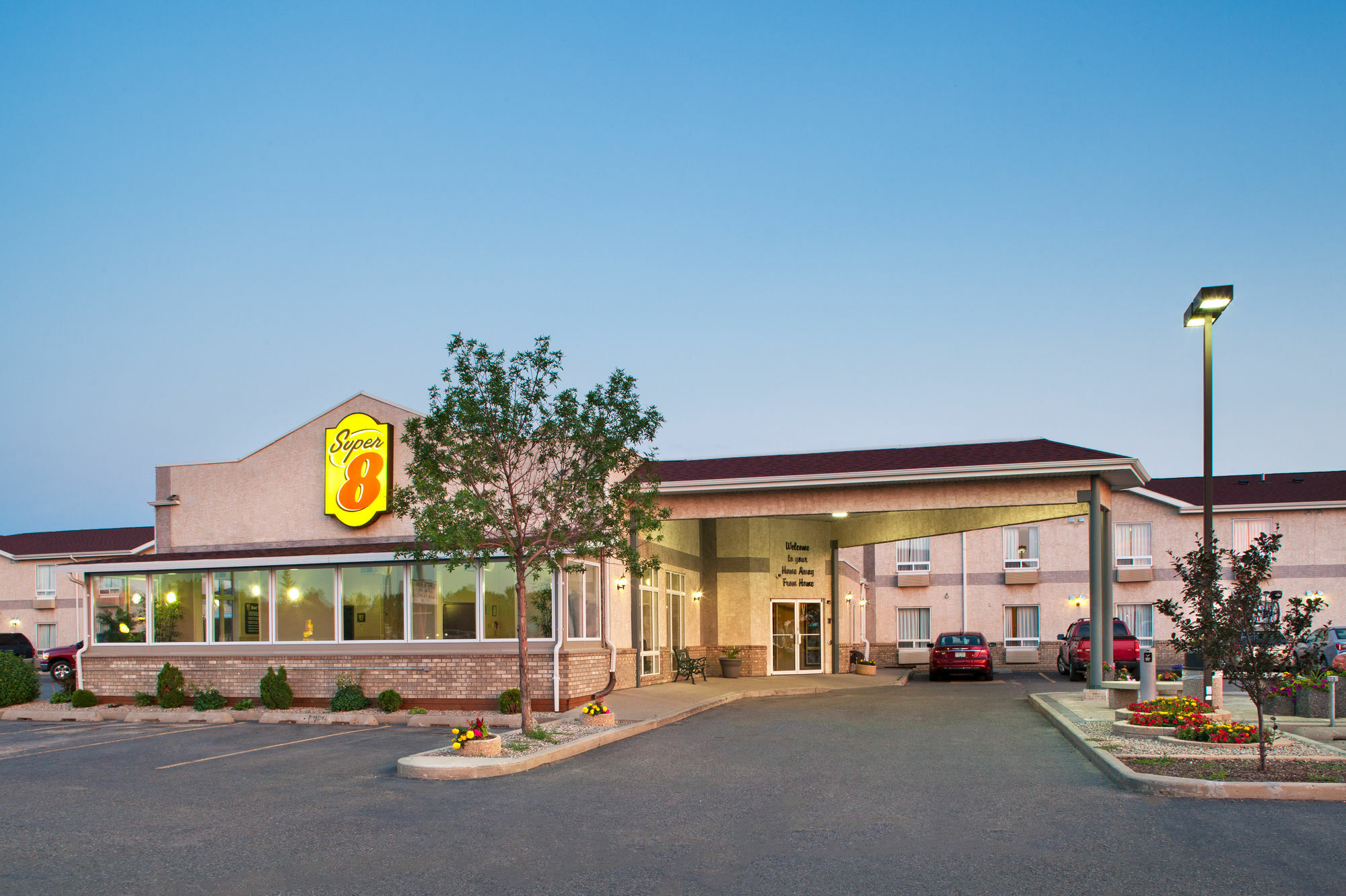 Super 8 By Wyndham Brandon Mb Motel Екстериор снимка
